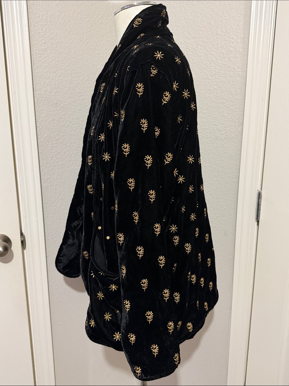 Sezane Odessa Women's Black Velvet Patch Blazer with Gold Star Embroidery - Picture 4 of 9